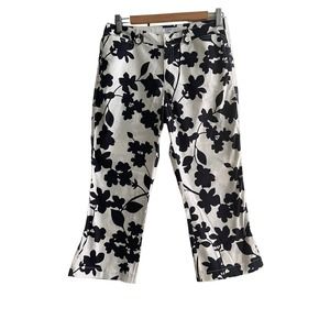 Escada Sport Floral Black and White Cotton Cropped Capri Pants. Size 38 US; 8